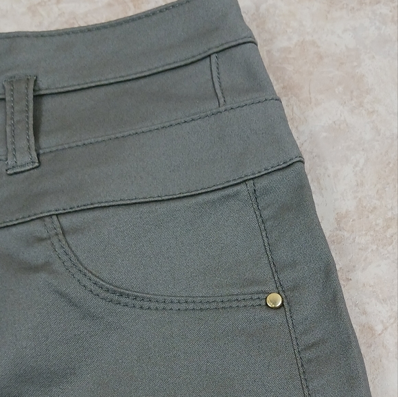 REFUGE Women’s Shorts High Waist Olive Green Size 0 - Picture 4 of 7